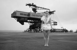 Fotoshooting in Ferropolis | Foto: Anna W | Design: Sinia L | Model: Ragna N