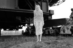 Fotoshooting in Ferropolis | Foto: Saskia B | Design: Mona E | Model: Helen W