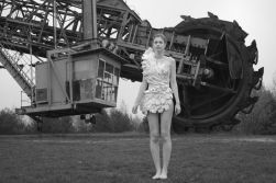 Fotoshooting in Ferropolis | Foto: Saskia B | Design: Hongi V | Model: Helen W