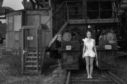 Fotoshooting in Ferropolis | Foto: Saskia B | Design: Mathilde V | Model: Sinia L